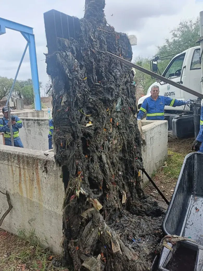 Inundaciones afectan bulevar a Villas y Cuarto Cinturón en Irapuato.