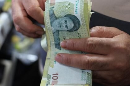 Irán enfrenta crisis económica tras desplome histórico de su moneda por bloqueos de EE. UU.