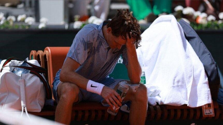 Jannik Sinner eliminado en Roland Garros tras sufrir por el calor