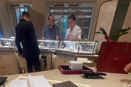 jose ramon lopez obrador es visto en tienda de lujo José Ramón López Obrador es visto en tienda de lujo en Cancún
