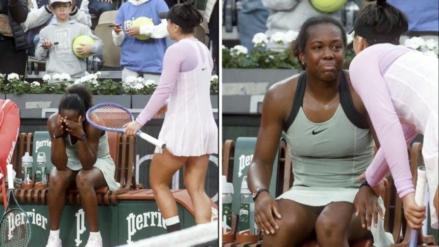 Jugadora consuela a su rival tras la eliminación en Roland Garros