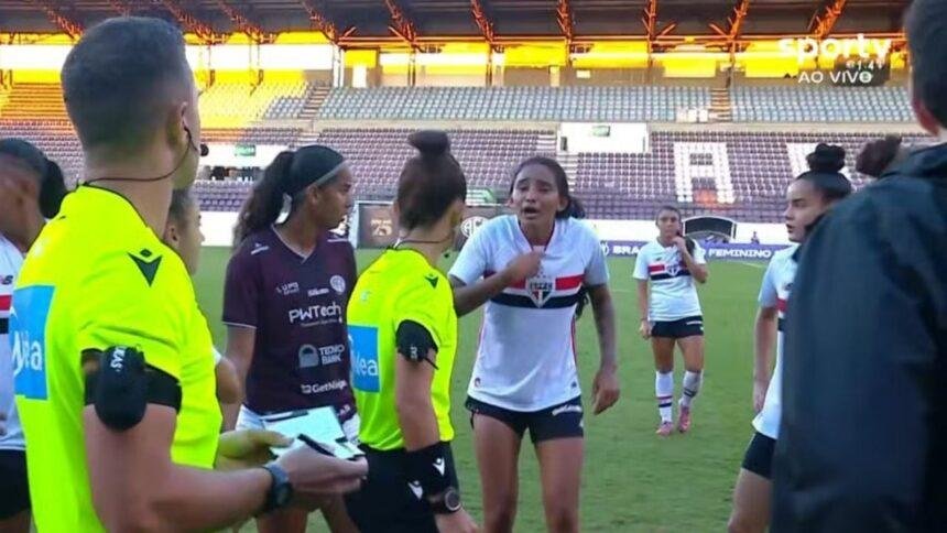 Jugadora denuncia insulto de camillero en partido Sub-20 y lo despiden