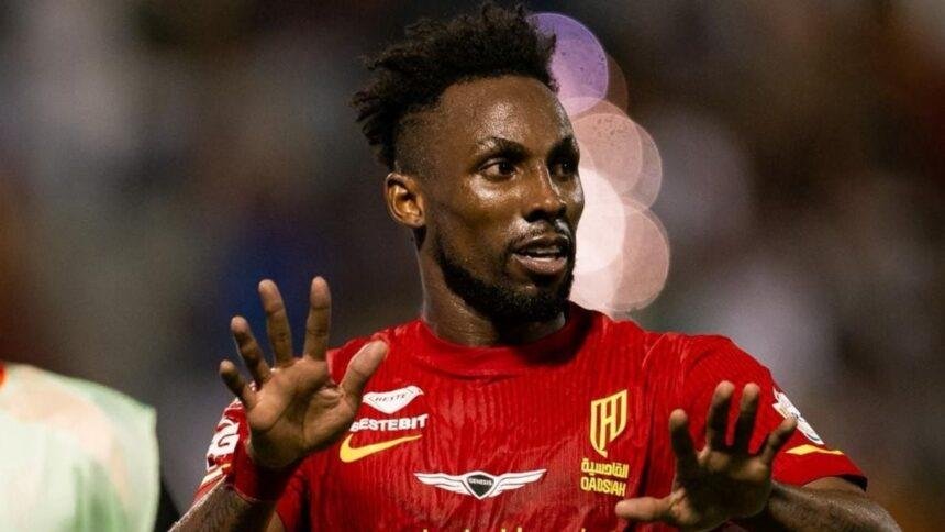 Julián Quiñones frena a Cristiano y brilla ante Al Nassr