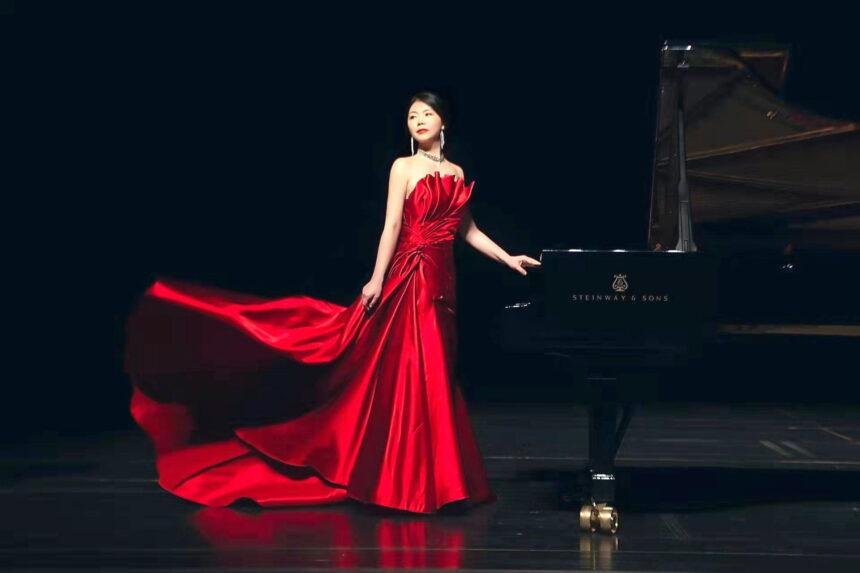 La joven pianista china Li Jia se presenta en Guanajuato.