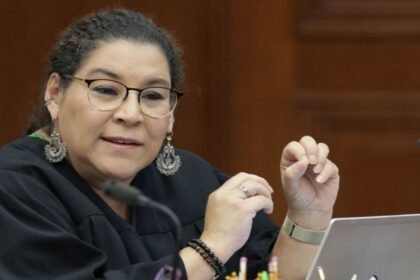 Lenia Batres convoca a Juan Carlos Monedero tras acusaciones de violencia sexual.