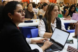 León impulsa participación familiar y transparencia en más de 1,500 escuelas.