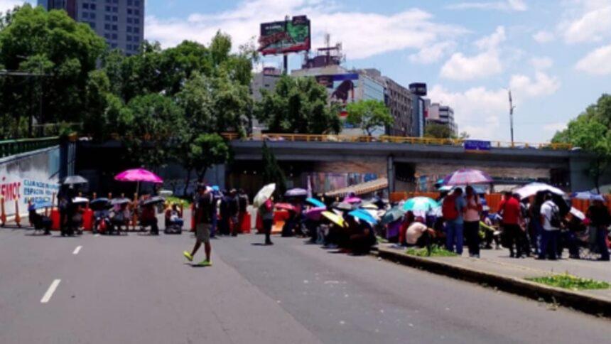 Maestros de la CNTE paralizan Circuito Interior en la Ciudad de México