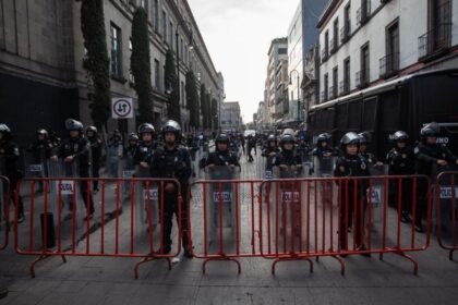 Maestros de la CNTE protestan en el Centro de la CDMX por represión