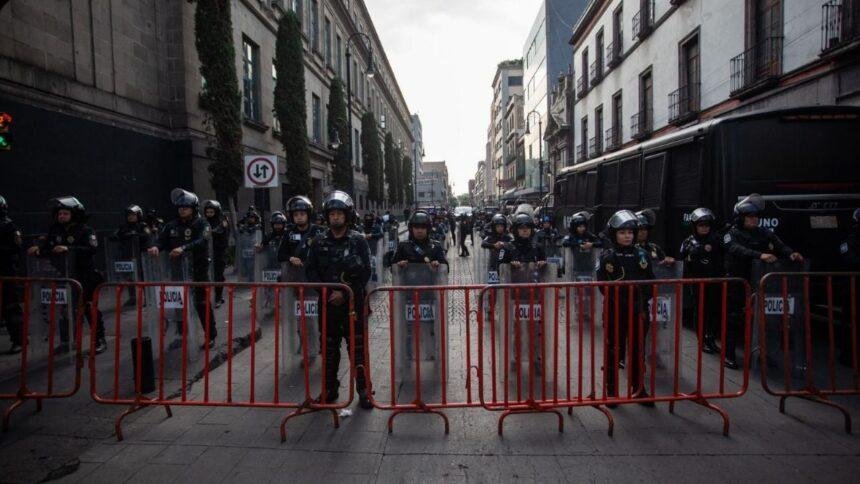 Maestros de la CNTE protestan en el Centro de la CDMX por represión