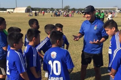 Manuel Vidrio genera debate en partido infantil tras su paso por el Mundial