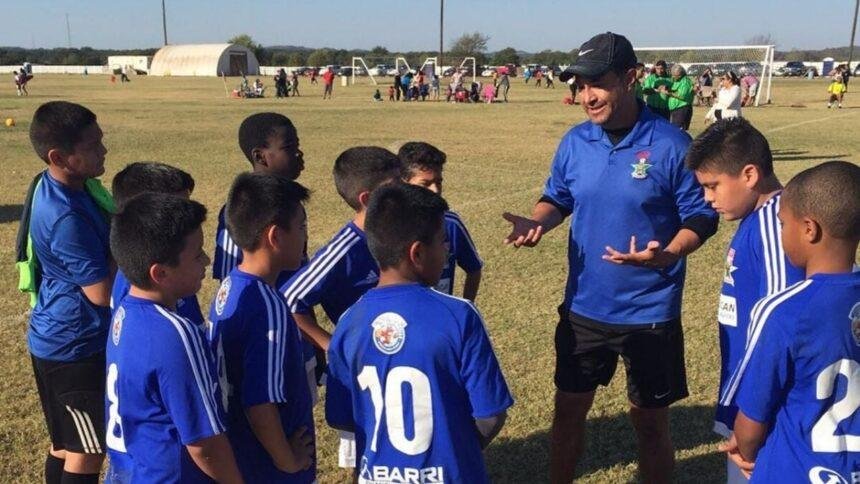 Manuel Vidrio genera debate en partido infantil tras su paso por el Mundial