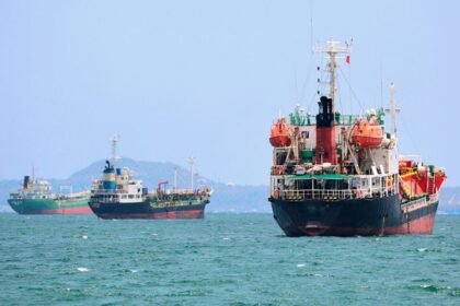 Más de 20 mil tripulantes varados en Golfo Pérsico, alerta OMI