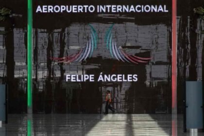 México defiende el AIFA mientras Estados Unidos exige cumplimiento en acuerdo aéreo.