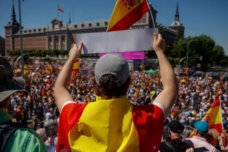 Miles de españoles demandan renuncia de Sánchez en Madrid tras imputación a Rodríguez Zapatero