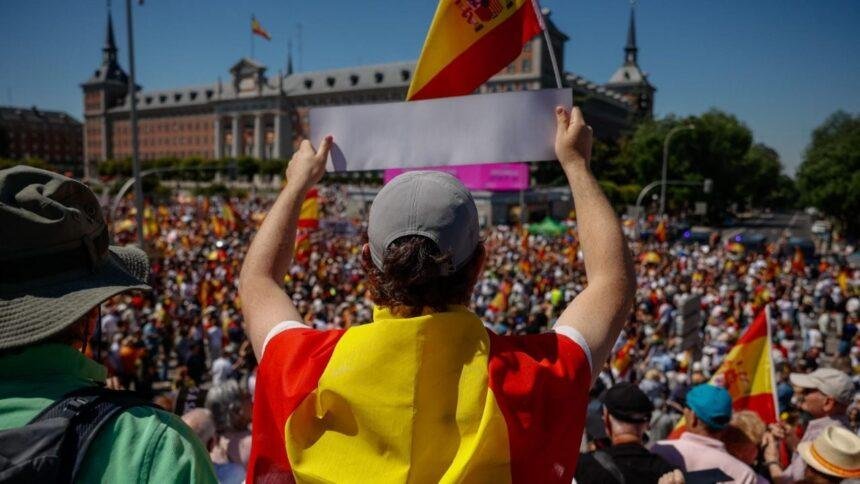 Miles de españoles demandan renuncia de Sánchez en Madrid tras imputación a Rodríguez Zapatero