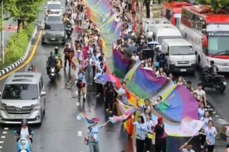 Miles participan en desfile del Orgullo LGBT+ en Bangkok, Tailandia.