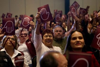 Morena cambia su dirigencia nacional en crisis política histórica.