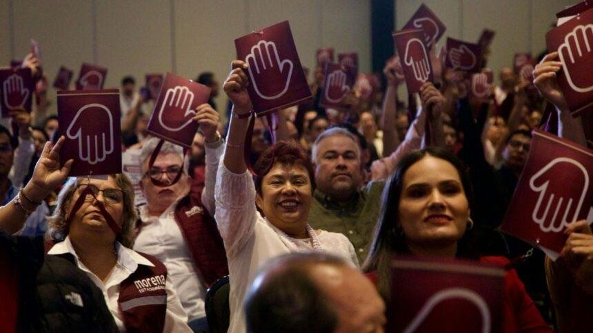 Morena cambia su dirigencia nacional en crisis política histórica.