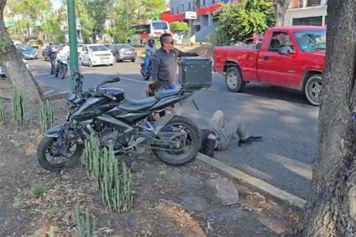 Motociclista se lesiona al esquivar un torton en Morelia