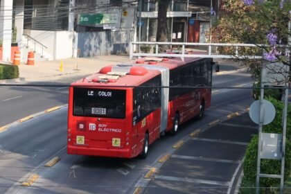 Multa por invadir carril del Metrobús en CDMX, sin justificación.