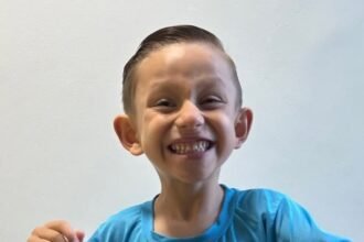 Niño con parálisis cerebral supera obstáculos y completa la carrera