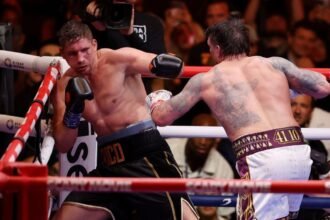 Oleksandr Usyk noquea a Rico Verhoeven y conquista el título de pesos pesados