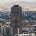 Padres de familia protestan en CDMX por escuelas cerca de refinería Dos Bocas