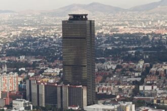 Padres de familia protestan en CDMX por escuelas cerca de refinería Dos Bocas
