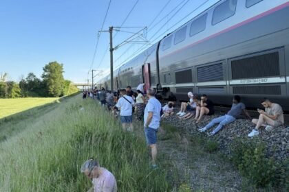 Pasajeros de trenes varados en Francia por falla eléctrica y altas temperaturas