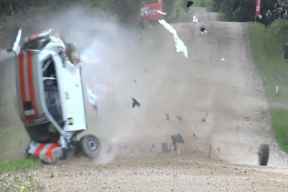 Pilotos sobreviven milagrosamente a vuelco de auto de rally destrozado