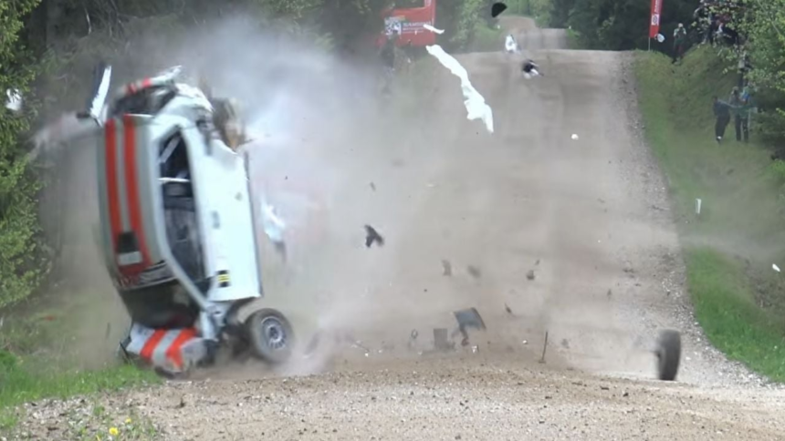 Pilotos sobreviven milagrosamente a vuelco de auto de rally destrozado
