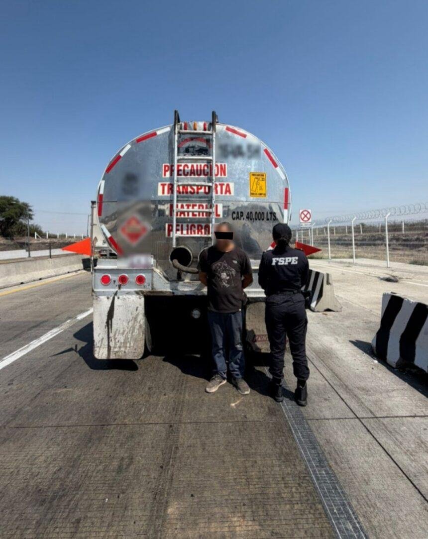 policia estatal de caminos asegura 40 mil litros de hidrocarburo Policía Estatal de Caminos asegura 40 mil litros de hidrocarburo en Apaseo el Grande