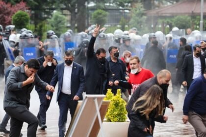Policía turca desaloja sede del principal partido opositor tras destituciones.