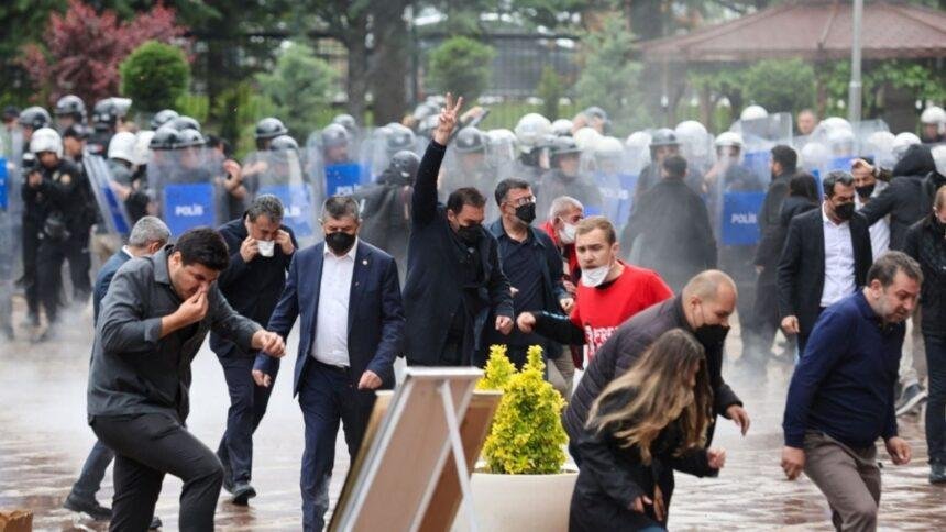 Policía turca desaloja sede del principal partido opositor tras destituciones.