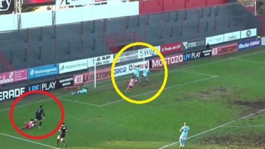 Portero sorprendido y autogol definido en el último minuto