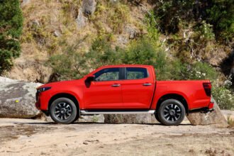 Práctica pick-up 4x4 japonesa con motor potente y capacidad de carga alta en México