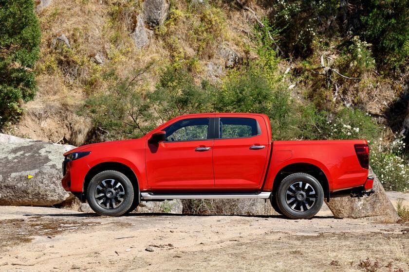 Práctica pick-up 4x4 japonesa con motor potente y capacidad de carga alta en México