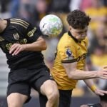 Raúl Jiménez recibe ovación de pie en su regreso al Molineux