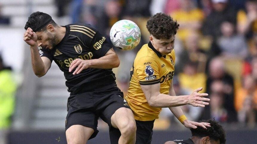 Raúl Jiménez recibe ovación de pie en su regreso al Molineux