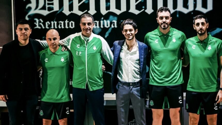 Santos Laguna presenta a su nuevo entrenador en un curioso tropezón