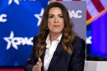Sara Carter, "zar antidrogas" de Trump, cancela visita a México.