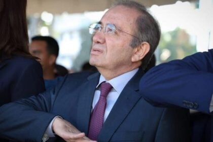 Senador enfrentó acusaciones de narco en evento de respaldo a Rocha.