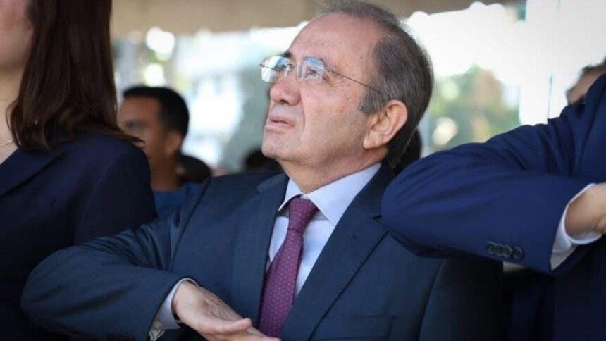 Senador enfrentó acusaciones de narco en evento de respaldo a Rocha.