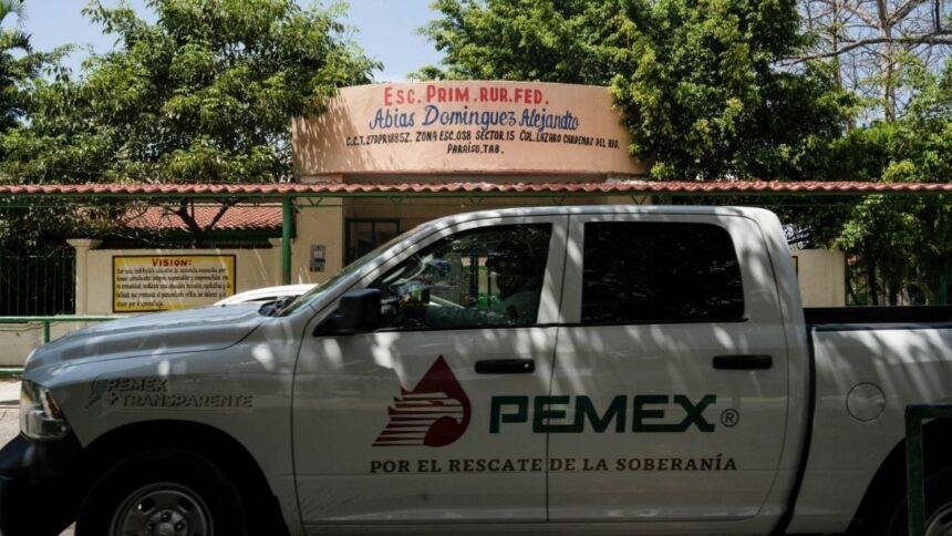 SEP trasladará escuelas cercanas a refinería Dos Bocas por advertencias de riesgos.