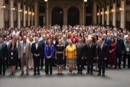 Sheinbaum advierte a legisladores de la 4T sobre oligarquía y entreguismo.