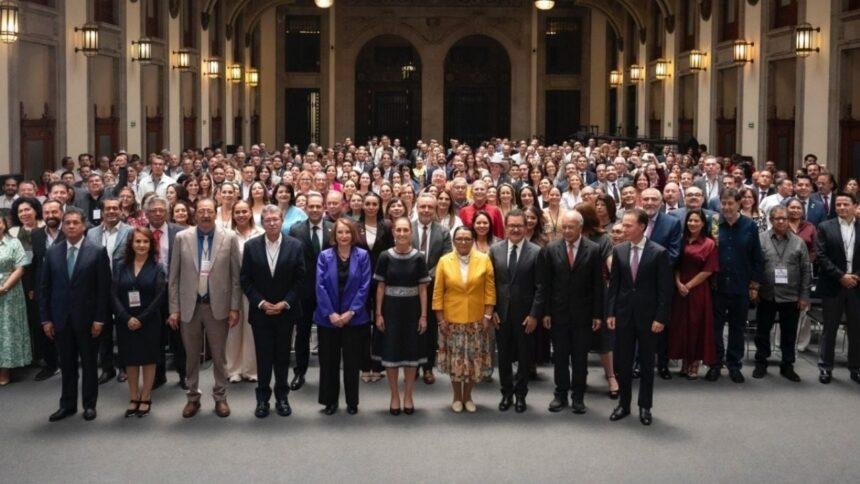 Sheinbaum advierte a legisladores de la 4T sobre oligarquía y entreguismo.