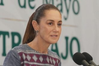 Sheinbaum descarta reunión con AMLO durante gira nacional en Palenque.