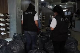 Sheinbaum propone pena de cárcel por venta de mercancía falsa en comercios.