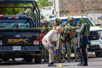 Sinaloa enfrenta ola de violencia con al menos ocho muertos reportados.