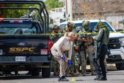 Sinaloa enfrenta ola de violencia con al menos ocho muertos reportados.